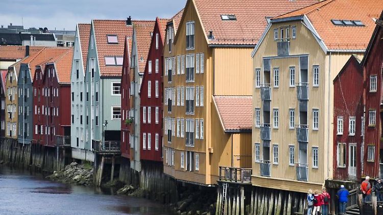 Am Nidelva in Trondheim stehen bunte Lagerhäuser.