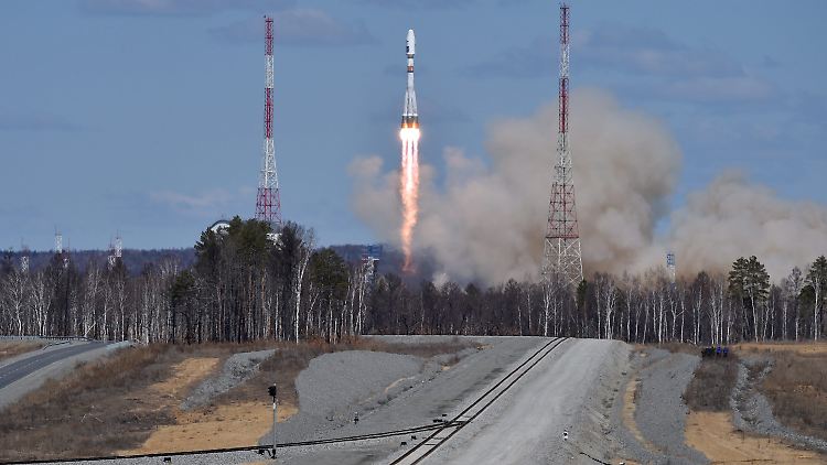 Die erste Sojus-Rakete hebt von Russlands neuem Weltraumbahnhof Wostotschny ab.