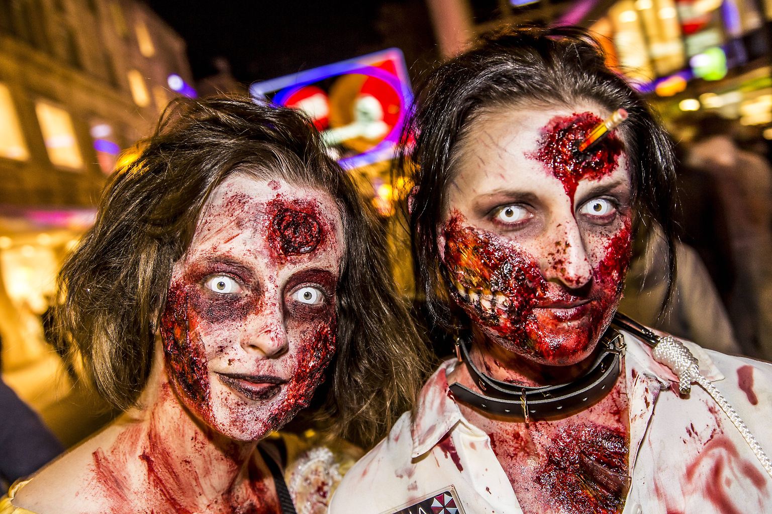 Diese Wunden sind natürlich fingiert. Es war Zombie-Walk in Essen. Aber wer genau hinschaut, kann auch hier erkennen: Es gibt verschiedene Wundarten. Ein Großteil entsteht mechanisch - durch äußere Kräfte. Doch es gibt auch Wunden, die ...   