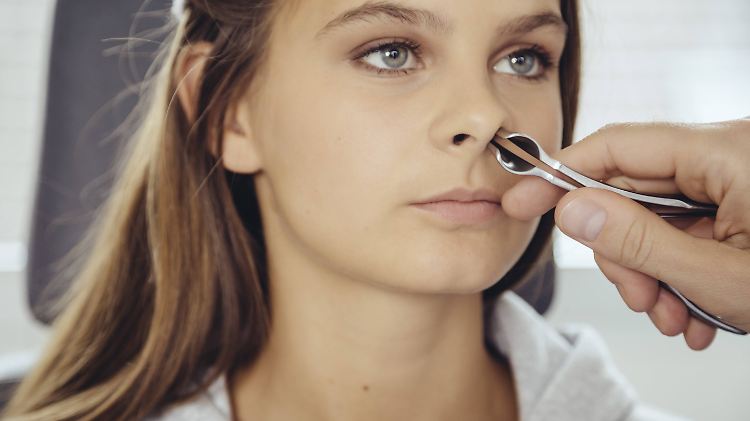 Beim Hals-Nasen-Ohren-Arzt wird auch in die Nase geschaut.