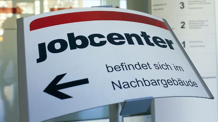Volkswirte hatten den starken Rückgang der Arbeitslosenzahl nicht erwartet.
