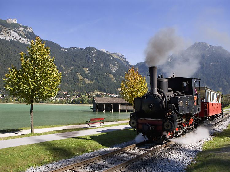 Eine Fahrt mit der Achenseebahn ist nicht nur ein Vergnügen für Zugnostalgiker, sondern auch für Kinder.