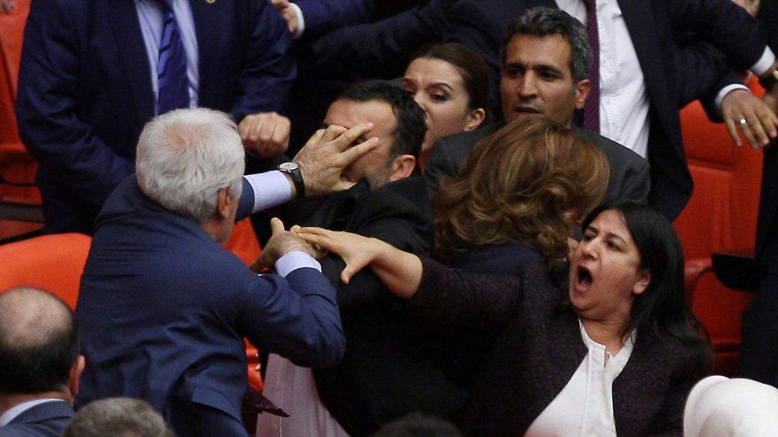Wüste Szenen im türkischen Parlament