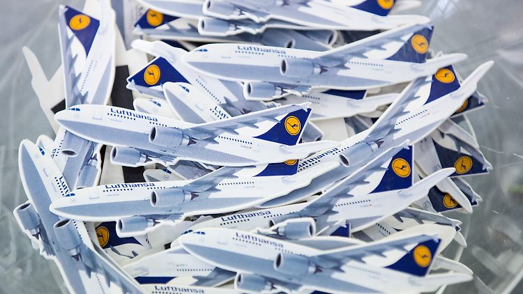 Pappflieger bei der Hauptversammlung in Hamburg