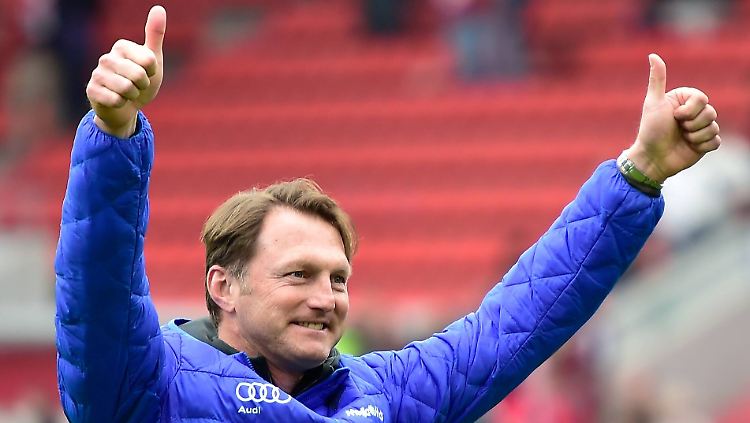 Zwei Daumen hoch für Ralph Hasenhüttl. Vereine dürfen jetzt um den Trainer buhlen.