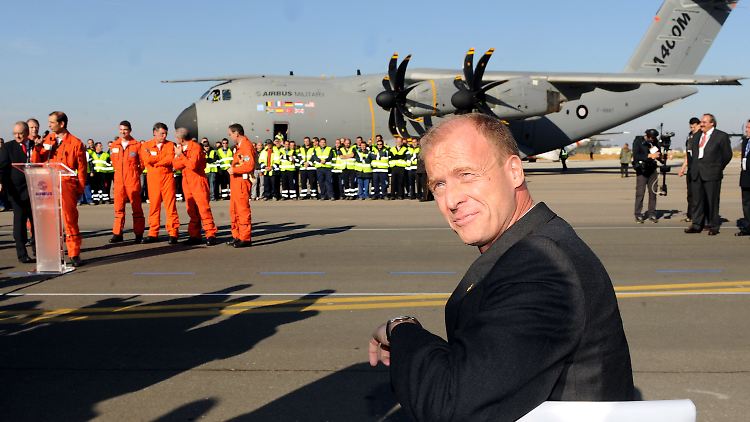 Airbus-Chef Thomas Enders vor dem Sorgenkind.