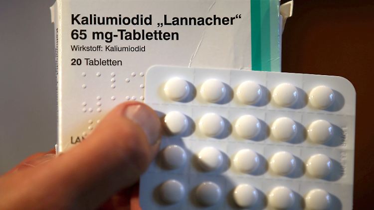 Werden Jod-Tabletten frühzeitig eingenommen, können sie laut Bundesamt für Strahlenschutz die Aufnahme von radioaktivem Jod blockieren.