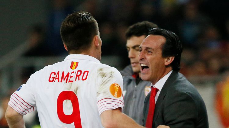 Ein 2:2 auf fremden Platz, da freuen sich Kevin Gameiro celebrates und Trainer Unai Emery völlig zu Recht.