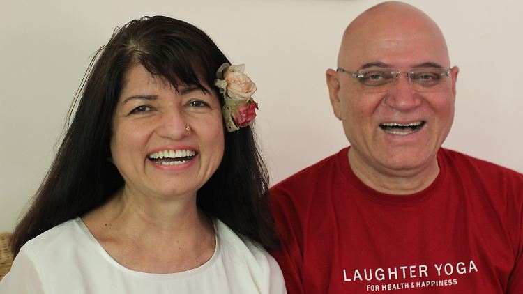 Der Gründer des Lach-Yoga, Madan Kataria, mit seiner Frau Madhuri - er bringt das Lachen per Lachclubs in die Welt.