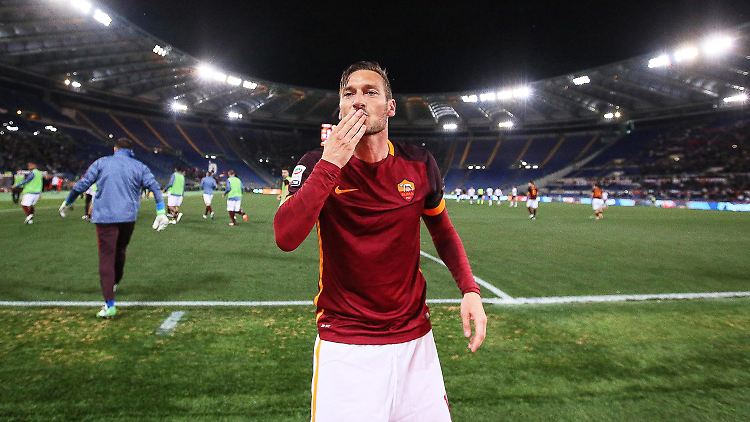 Küsse für die Fans: Francesco Totti wird auch weiterhin für den AS Rom auf dem Platz stehen.