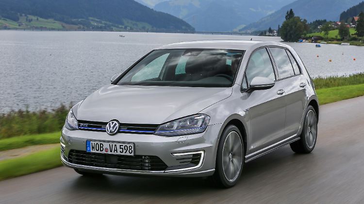 Beim Golf GTE (ab 36.900 Euro) kommt als Benziner ein 1,4-Liter-Turbomotor mit 150 PS zum Einsatz, der im Gehäuse des Sechsgang-Doppelkupplungsgetriebes untergebrachte E-Motor kommt auf 102 PS.