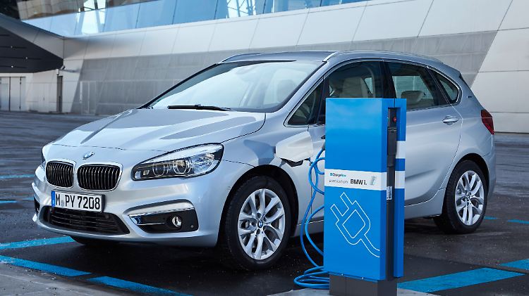 In der Plug-in-Hybrid-Version des BMW 2er Active Tourer haben die Ingenieure die Elektro-Technik mit einem vorn quer eingebauten Dreizylinder-Turbobenziner kombiniert.