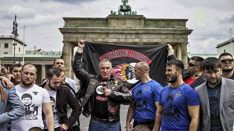 Russische "Nachtwölfe" am 9. Mai 2015 am Brandenburger Tor in Berlin.