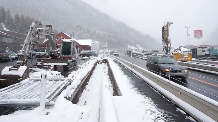 Am Brenner, dem wichtigsten Grenzübergang zwischen Österreich und Italien, werden Vorbereitungen für einen 370 Meter langen Maschendrahtzaun getroffen.