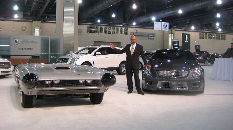 Welburn mit seinem Schlüsselerlebnis-Konzeptfahrzeug, dem Cadillac Cyclon, und einem Fahrzeug der Neuzeit, dem Cadillac CTS-V Coupé.