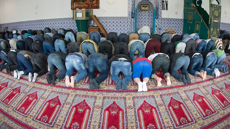 Muslime während des Freitagsgebets in der Mevlana-Moschee in Hamburg