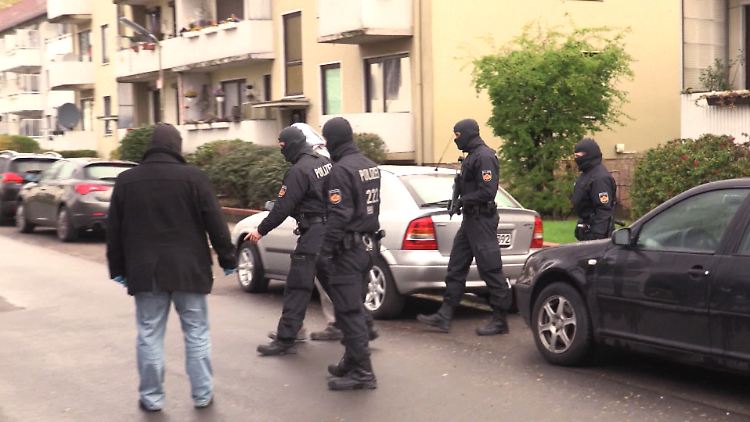 Die Polizei hat vergangenen Dienstag mehrere Wohnungen und Geschäfte von Salafisten in Bremen durchsucht.