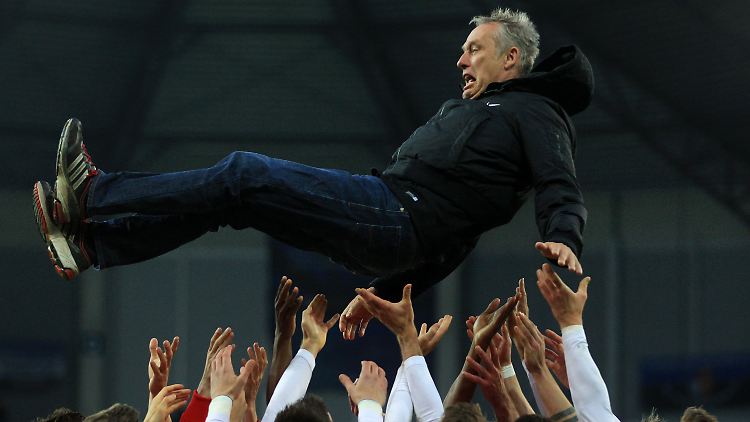 Trotz Abstieg hatte Freiburg an Trainer Christian Streich festgehalten und wird jetzt dafür belohnt.