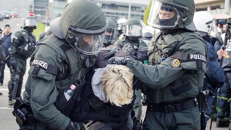 Rund 400 Protestler wurden in der Nähe der Messe in Gewahrsam genommen.