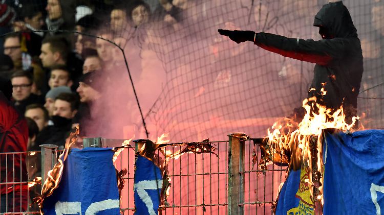 Aus Furcht vor gewaltbereiten Eintracht-Fans hatte die Stadt Darmstadt ein Innenstadtverbot ausgesprochen.