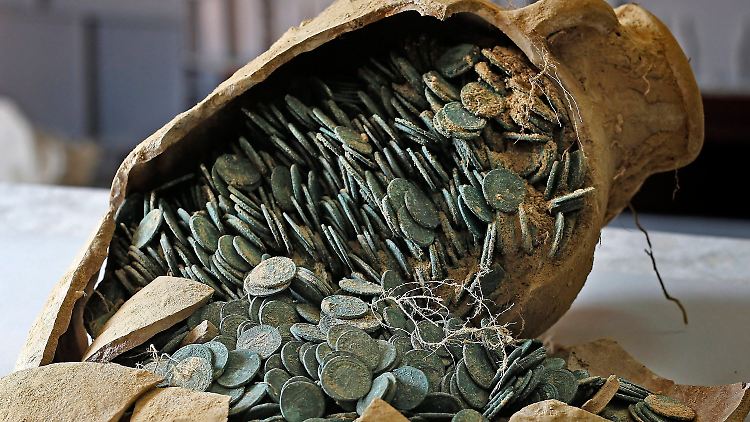 Arbeiter haben in Südspanien einen antiken Münzschatz aus der Zeit des Römischen Imperiums entdeckt.