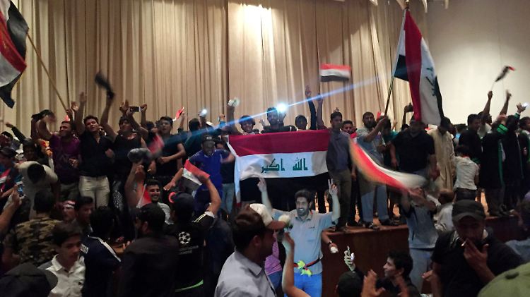 Demonstranten haben das Parlament in Bagdad gestürmt.