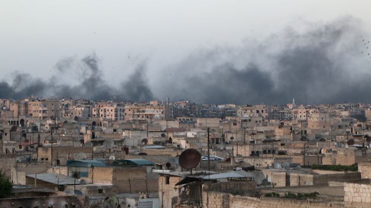 Rauch über Aleppo - seit fünf Jahren ist die Stadt umkämpft, nun droht eine weitere Großoffensive.