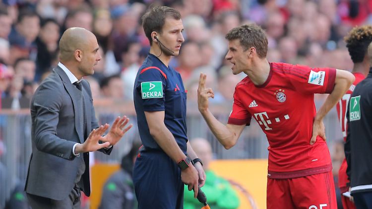 Josep Guardiola im Dialog mit Thomas Müller.