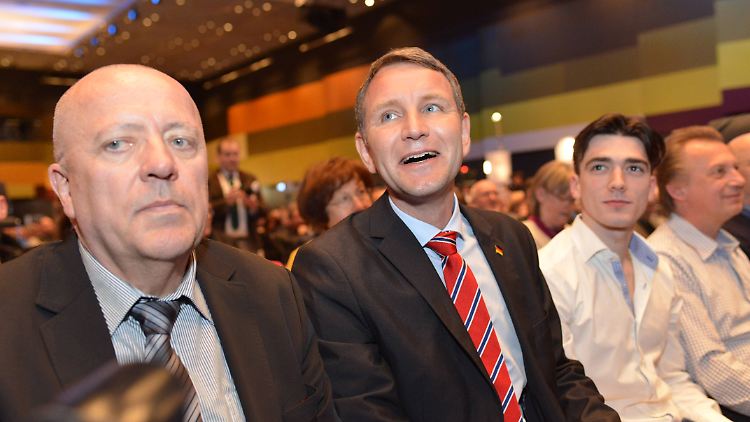Björn Höcke (M.) ist so etwas wie der heimliche Star des Parteitags. 
