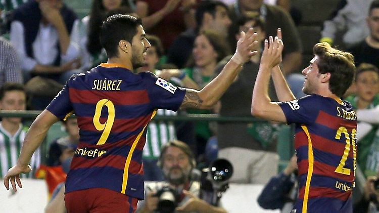 Klatsch ab! Suárez (l.) und Sergi Roberto freuen sich über das 1:0.