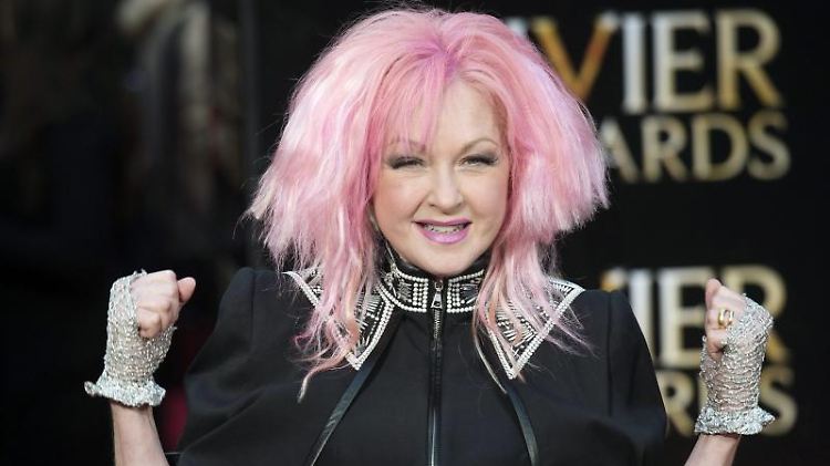 Cyndi Lauper, noch immer mit rosa Haaren - herrlich!