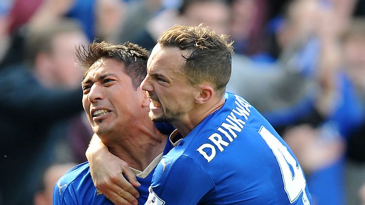 Leicesters Leonardo Ulloa (l.) feiert mit  Manschaftskollege Danny Drinkwater.