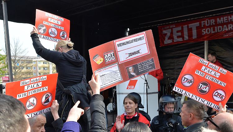 "Wir fordern Volksentscheide", steht auf den Plakaten.