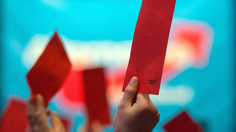 Geschäftsordnungsanträge, Gegenrede, Nachfragen, Beschwerden und viele Sonderwünsche machten den AfD-Parteitag zu einer Farce.