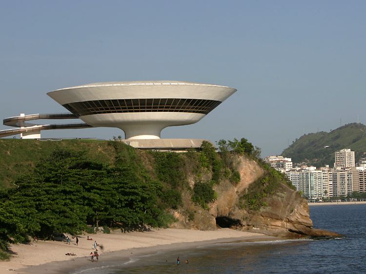 Die Welt vom brasilianischen Standpunkt aus betrachten: Oscar Niemeyers Museumsbau in Niteroi bei Rio de Janeiro.