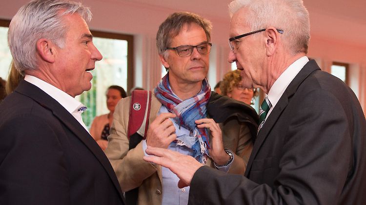 Der Landesvorsitzende der CDU, Thomas Strobl (l-r), Regierungssprecher Rudi Hoogvliet (Die Grünen) und Winfried Kretschmann, Ministerpräsident von Baden-Württemberg unterhalten sich.
