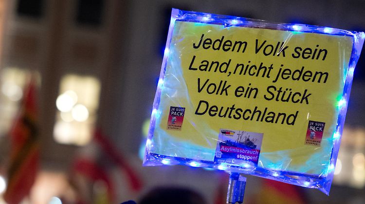 Bei einer Pegida-Demo vor der Frauenkirche