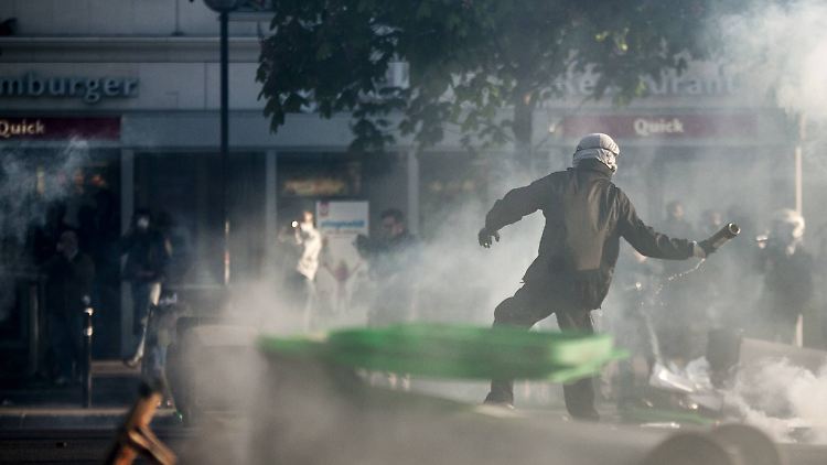 Einige Demonstranten setzen am Rande der Maidemonstration Wurfgeschosse ein, die Polizei Tränengas.