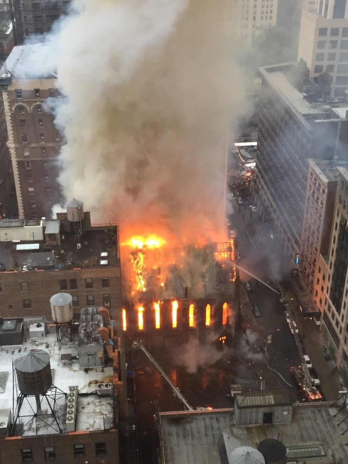 Bei einem Großbrand im Zentrum von New York ist eine serbisch-orthodoxe Kirche schwer beschädigt worden.