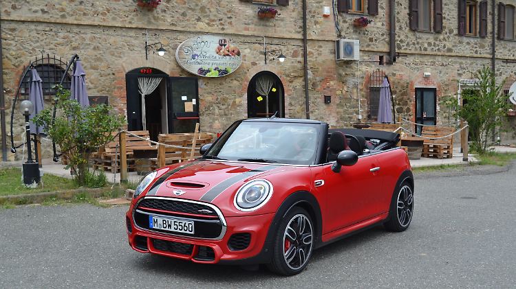Große Lufteinlässe und die Hutze auf der Haube zeigen beim Mini John Cooper Works, wer der Chef unter den Cabrios ist.