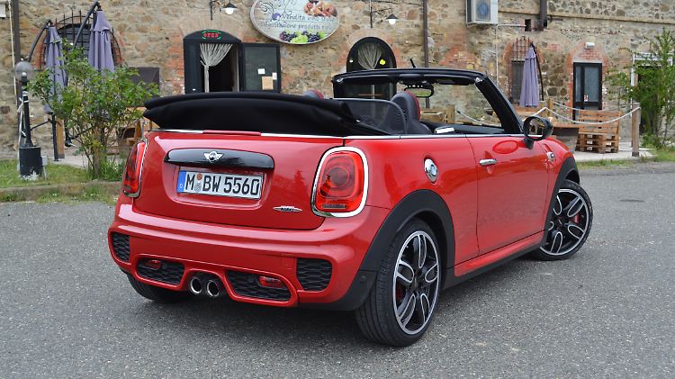Auch beim John Cooper Works steht das geöffnete Verdeck so hoch, dass die Sicht nach hinten schwierig ist.