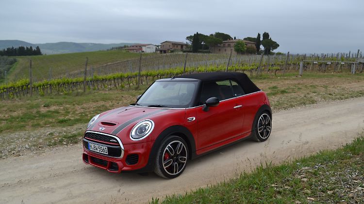 Auch geschlossen macht das John Cooper Works Cabrio eine gute Figur. Vor allem lässt es geschlossen aber Geräusche draußen.