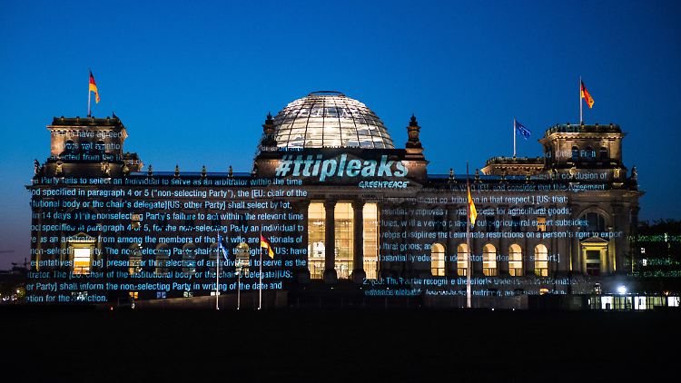 "TTIP leaks" - Greenpeace hat in der Nacht Teile des enthüllten Vertragstextes auf das Reichstagsgebäude in Berlin projiziert.