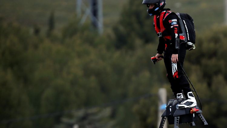 Franky Zapata beim Rekordflug mit seinem Flyboard Air.