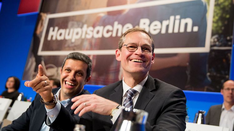 Müller (r.) und SPD-Fraktionschef Saleh haben viel Freude auf dem Landesparteitag der SPD. Im Hintergrund der gebrauchte Slogan.