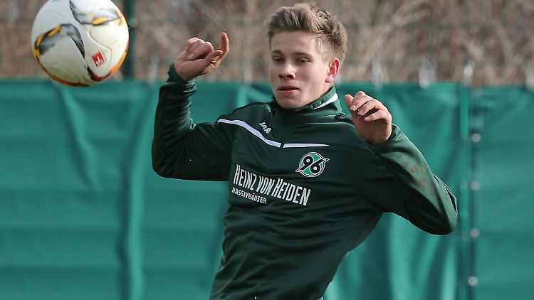 Niklas Feierabend hatte im Februar einen Profivertrag bei Hannover 96 unterschrieben.