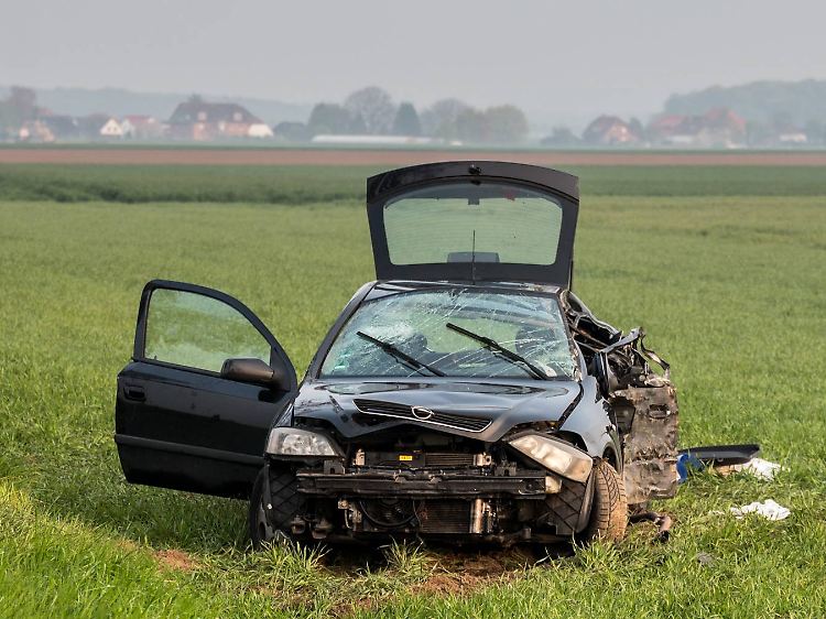 Bei dem Autounfall starben neben Feierabend noch zwei weitere Insassen des völlig zerstörten Opel.