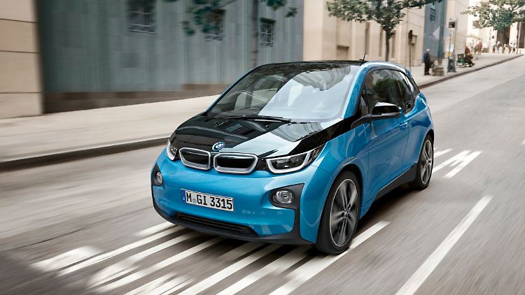 Von außen erkennen kann man den neuen BMW i3mit größerer Batterie nur, wenn es in der nur für diese Antriebsvariante verfügbaren neuen Lackierung Protonic Blue vorfährt.
