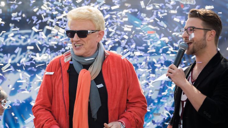 Moderator Eric Schroth (r.) lässt bei DSDS Frauenherzen höher schlagen.