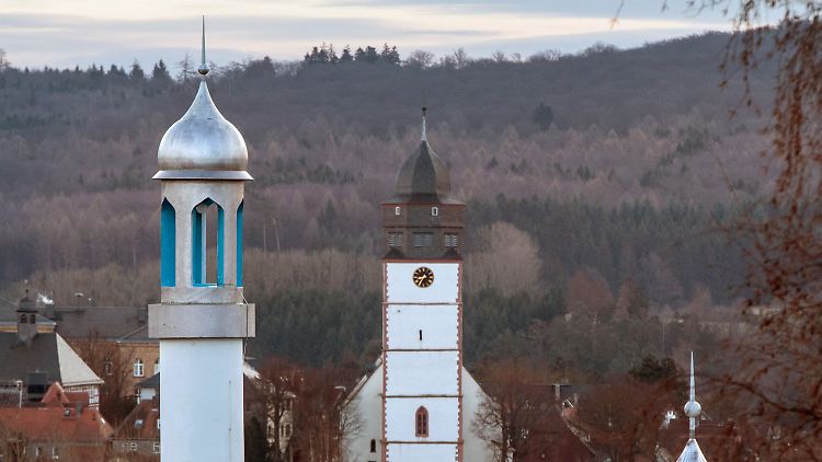 Das Minarett einer Moschee im hessischen Usingen.
